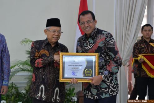 Rektor UNP Prof. Ganefri,  Ph.D. menerima Piagam Penghargaan Badan Publik Informatif 2019 yang diserahkan langsung oleh Wakil Presiden RI.