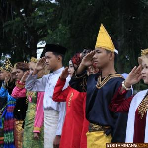 Peserta upacara Hari Pahlawan di Dharmasraya. Foto Humas