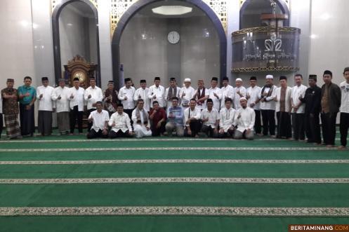 Rektor UNP Prof. Ganefri, Ph.D. bersamasivitas akademika setelah kegiatan Subuh Mubaraqah Universitas Negeri Padang pagi ini (8/11).