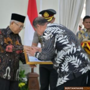 Wapres KH Maaruf Amin saat serahkan penghargaan paga Wagub Nasrul Abit. Humas Sumbar
