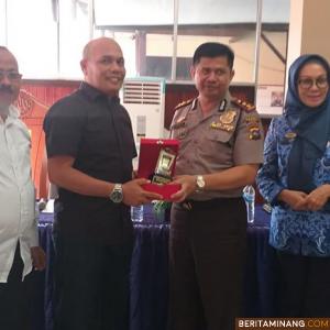 Ketua Satuan Tim Saber Pungli Kota Padang, AKBP Haris Hadis S.I.K di dampingi Ketua I Corri Saidan dan menyambut Studi Banding Tim Saber Pungli UUP Kab. Mukomuko di Aula Pertemuan Kapolresta Padang