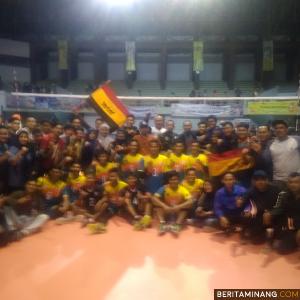 Para penonton setia dari IKM Bengkulu foto bersama usai taklukan Sumsel. Foto Rokcalva
