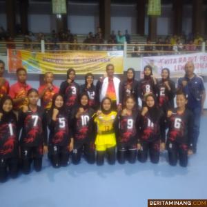 Ketua Umum PBVSI Sumbar Syafrizal foto bersama pemain Volly Putri Sumbar sebelum bertanding. (mr)