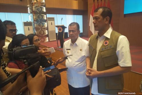 Kepala BNPB Letjen TNI Doni Munardo didampingi Wagub Sumbar Nasrul Abit saat menjawab wartawan soal Batang Hari. Humas Sumbar