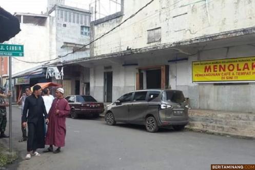 Spanduk penolakan yang dipasang warga di Bekas Bioskop Karya Payakumbuh. Foto Medio