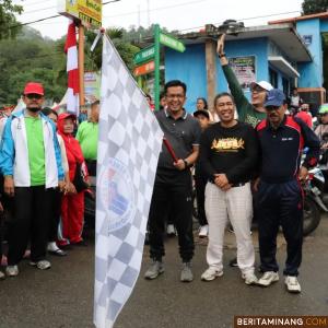 Wawako Erwin melepas peserta gerak jalan HUT PGRI di Payakumbuh. Yusrizal