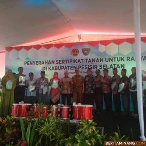 Bupati Hendrajoni foto bersama usai penyerahan sertifikat tanah. Humas Pessel