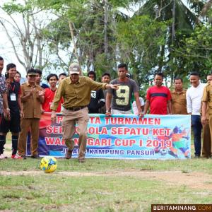 Bupati Hendrajoni saat akan menendang bola membuka turnamen Sepakbola Nagari Jinang Kampung Pansur. Humas Pessel
