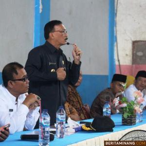 Bupati Hendrajoni saat memimpin rapat. Humas Pessel