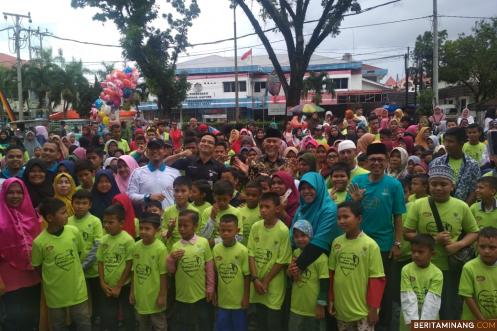 Wako Mahyeldi bersama orang tua dan anak yatim yang melakukan belanja bareng di Transmart Padang dan 212 Mart. Rokcalva