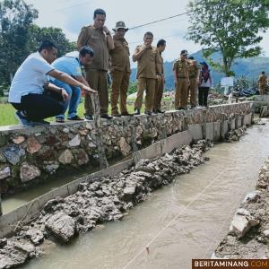 Tim Khusus PUPR Payakumbuh di sebuah lokasi proyek pembangunan. Yus