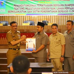 Ketua DPRD Pessel Ermizen serahkan Perda pada Bupati Hendrajoni. Humas Pessel