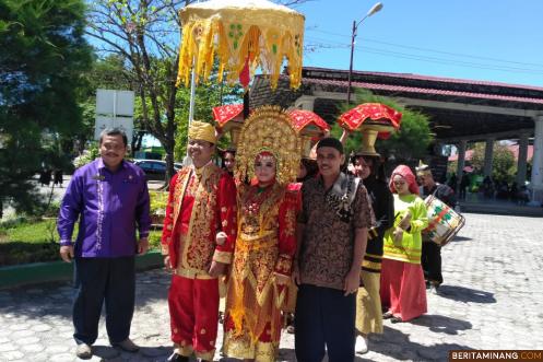 Pelaksanaan praktik prosesi arakan mempelai dari rumah bako yang diiringi dengan musik tradisi Minangkabau.