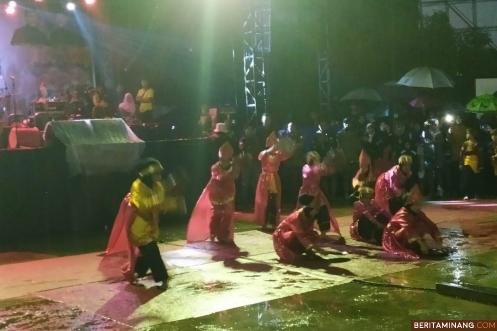 Para penari dalam penutupan Festival Pesona Minangkabau di Batusangkar. Humas Sumbar
