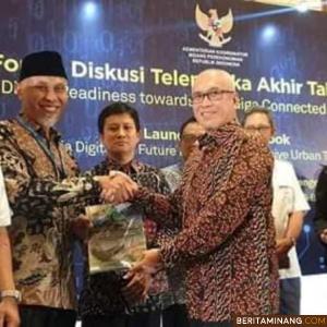 Wali Kota Padang Mahyeldi Ansharullah menghadiri undangan sebagai perwakilan penerima Buku Putih (White Book) pada acara Forum Diskusi Akhir Tahun 2019 bertempat di The Ritz-Carlton Hotel, Jakarta, Senin (23/12/2019)