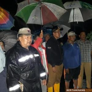 Wawako Erwin Yunas saat datang ke lokasi banjir. Medio