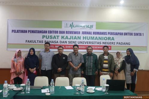 Ketua Penyunting Prof. Dr. Hasanuddin WS,  M.Hum. dan pengelola yang mengikuti Pelatihan Pematangan Editor dan Reviewer Jurnal Humanus Persiapan untuk Sinta 1 bertempat di Hotel Imelda, Padang.