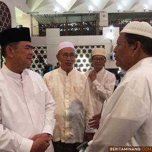 Wagub Nasrul Abit berbincang dengan pengurus Masjid Raya Sumbar. Humas Sumbar