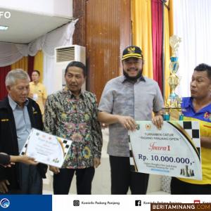 MN Nelson Roganda saat terima hadiah dari Wako Padang Panjang Fadly Amran. Kominfo Padang Panjang