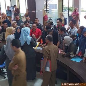 Keramaian di pagi hari di MPP Payakumbuh. Yusrizal