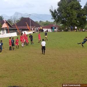 Suasana partai final sepakbola Liga Nagari Sungai Tarab antara Nagari Simpuruik kontra Nagari Sungai Tarab. Taufiq