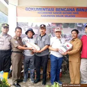 Bantuan diserahkan Walikota Padang H. Mahyeldi melalui para Kepala SKPD, di Posko Penampungan Kecamatan Sangir Batang Hari Solsel, Selasa (17/12/19)