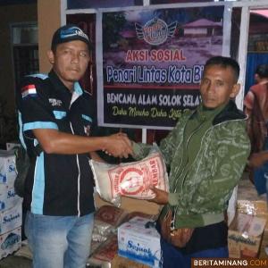 Penari Lintas saat serahkan bantuan Korban Banjir ke Solok Selatan. Ist