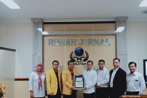 Kedua editor Jurnal Humanus FBS UNP diterima oleh Ketua Penyunting yang juga sebagai Rektor IAIN Salatiga 2019-2023, Prof. Dr. Zakiyuddin, M. Ag. beserta editor Jurnal IJIMS di ruangan Rumah Jurnal Kampus IAIN Salatiga.