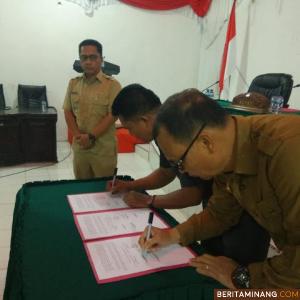 Bupati Mentawai Yudas Sabaggalet dan ketua DPRD Mentawai menandatangani perda LPPL