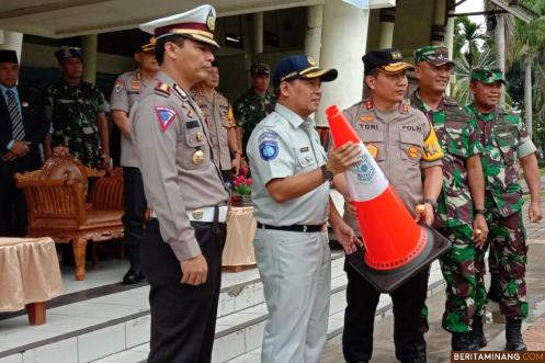 Kapolda Sumbar, Inspektur Jenderal Polisi, Toni Harmanto saat apel gelar pasukan operasi lilin 2019. Mst