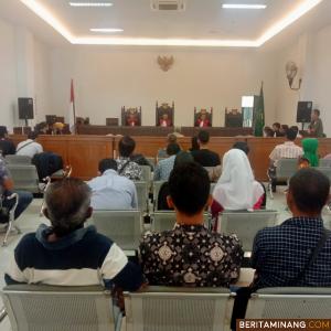 Suasana sidang di PN Padang. Ist