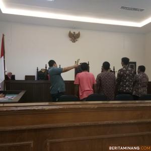 Saksi bersumpah sebelum sidang di PN Padang.