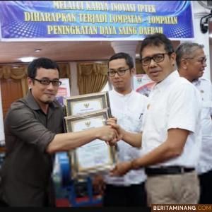 Gubernur Irwan Prayitno serahkan penghargaan untuk SMKN 2 Payakumbuh. Medio
