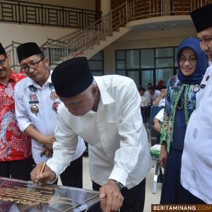 Wali Kota Padang Mahyeldi Ansharullah meresmikan gedung baru Kantor Badan Perencanaan Pembangunan Daerah (Bappeda) Kota Padang di Komplek Perkantoran Balai Kota Padang, Aie Pacah, Jumat (27/12/2019). (Humas Kota Padang)