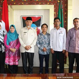 Rombongan KPID Sumbar yang dipimpin Wakil Ketua KPID Sumbar Yumi Ariyati silaturahim dengan Wali Kota Padang Mahyeldi diruang kerjanya