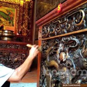 Seorang petugas bersihkan Klenteng di Padang jelang Tahun Baru Imlek. Foto langgam