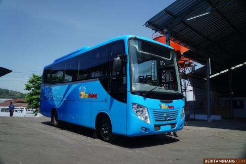 Sebuah bus Trans Padang lagi parkir. Foto: wikimedia