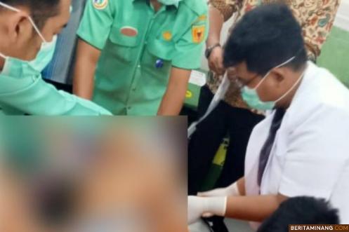 Mayat Pendi saat dibawa ke RSUD M Ali Hanafiah Batusangkar. Foto Taufiq