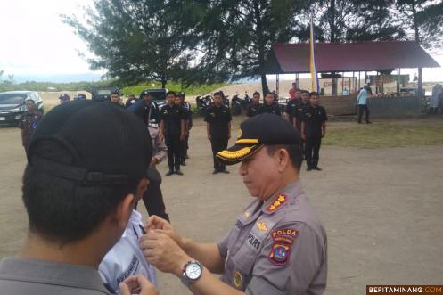 Dirbinmas Polda Sumbar Kombes Pol Nasrun Fahmi, SH, MSi pasang lencana Satpam saat menutup Pelatihan Satpam PT Gito Perdana Sejahtera. Foto Vagus Arian