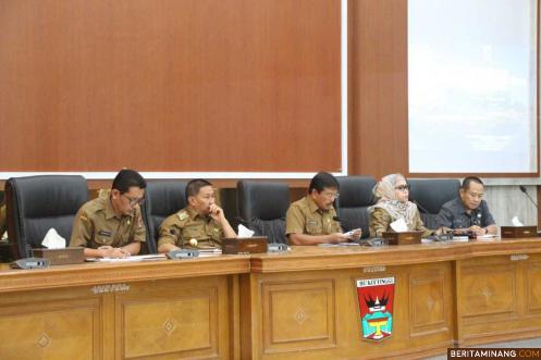 Wako Bukittinggi Ramlan Nurmntias saat acara diskusi Geopark Sianok-Maninjau. Foto Yusrizal