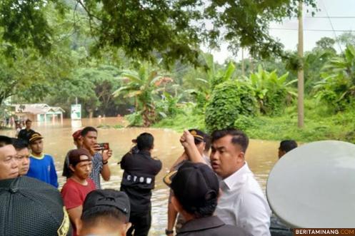 Bupati Dharmasraya, Sutan Riska Tuanku Kerajaan didampingi perangkat daerah terkait meninjau lokasi banjir di sejumlah daerah di Dharmasraya, Selasa (21/01/20). Foto: Release Dharmasraya