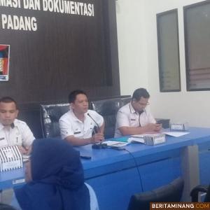 Camat Padang Timur Ances Kurniawan dalam kegiatan diseminasi informasi bersama Dinas Kominfo Kota Padang di Media Center Balai Kota Padang, Rabu (22/1/2020). Foto: Humas Kota Padang