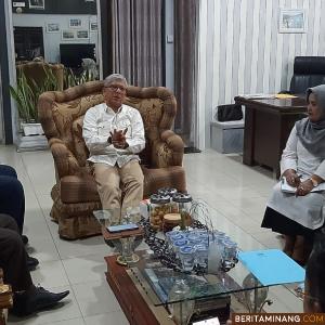 Suasana pertemuan antara Kadis Pariwisata Provinsi Sumatera Barat dengan Kepala Dinas  Pariwisata Pemuda dan Olahara Pesisir Selatan. Humas Pessel