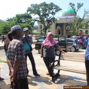 Bupati Hendrajoni saat berdialog dengan PKL Taman Spora Painan. Humas Pessel