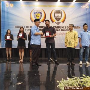 Wagub Nasrul Abit dan Ketum KONI Sumbar Syaiful saat penyerahan IMI Award 2020. Humas Sumbar