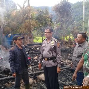 Camat Bungtekab M. Latif hadir bersama pihak kepolisian, petugas pemadam kebakaran Pos Jaga Bubgtekab di lokasi kebakaran. Foto Humas Padang