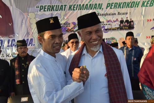 Ustad Abdul Somad yang tengah mengisi tausiah dalam kegiatan Tabligh Akbar Mitigasi Bencana yang bertemakan "Perkuat Keimanan, Perkokoh Kebersamaan di kawasan Danau Cimpago, Pantai Purus, Kecamatan Padang Barat, Kamis sore (2/1/2020) (Humas Kota Padang)