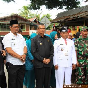 Bupati Solok, H. Gusmal bersama wali nagari Saniangbaka. Foto suhanews