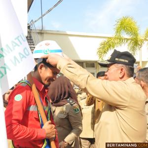 Wakil Gubernur Sumatera Barat Nasrul Abit dalam upacara peringatan hari keselamatan dan kesehatan kerja (K3). Humas Sumbar