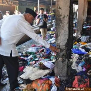 Wali Kota Padang Mahyeldi di lokasi kebakaran. Humas Padang